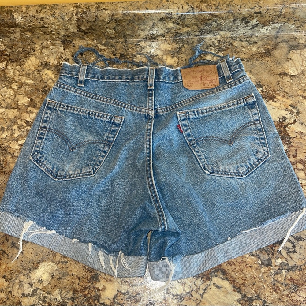 Women’s Levi’s Denim Blue Jean 550 Relaxed Fit Shorts Sz 34 Distressed style